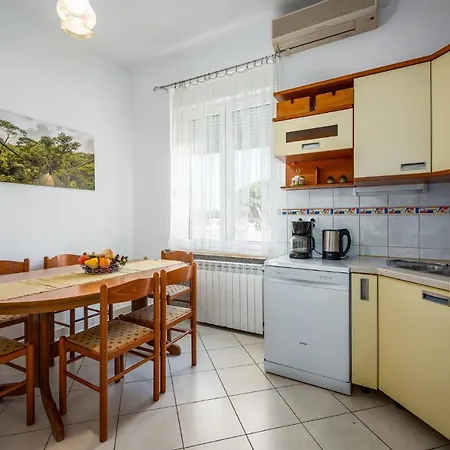Apartment 3 Bedroom Cozy In Umag